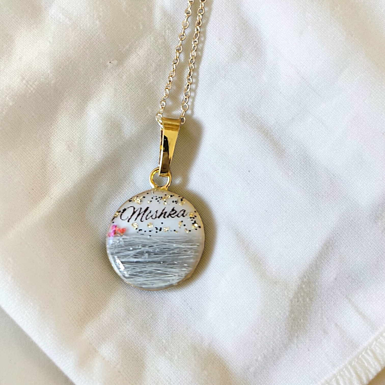 Pendentif avec Poils d'animaux blancs