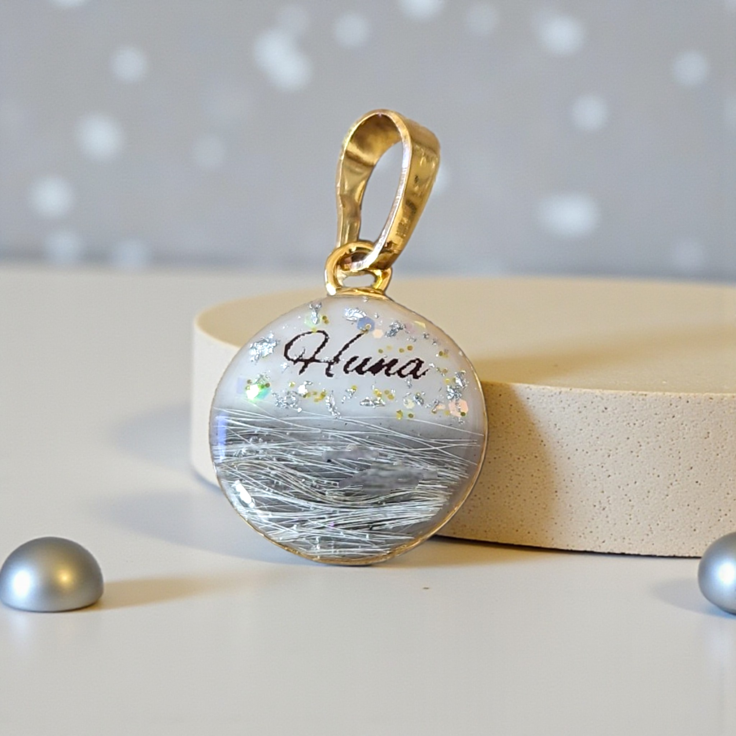 Pendentif avec Poils d'animaux blancs