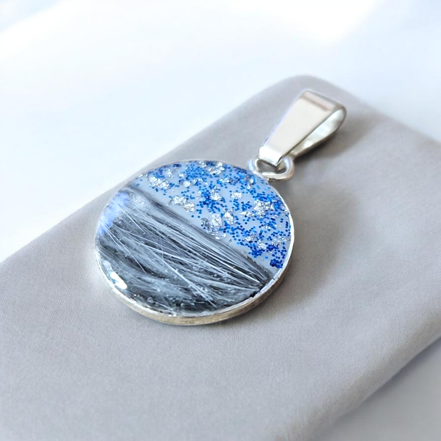 Pendentif avec Poils d'animaux blancs